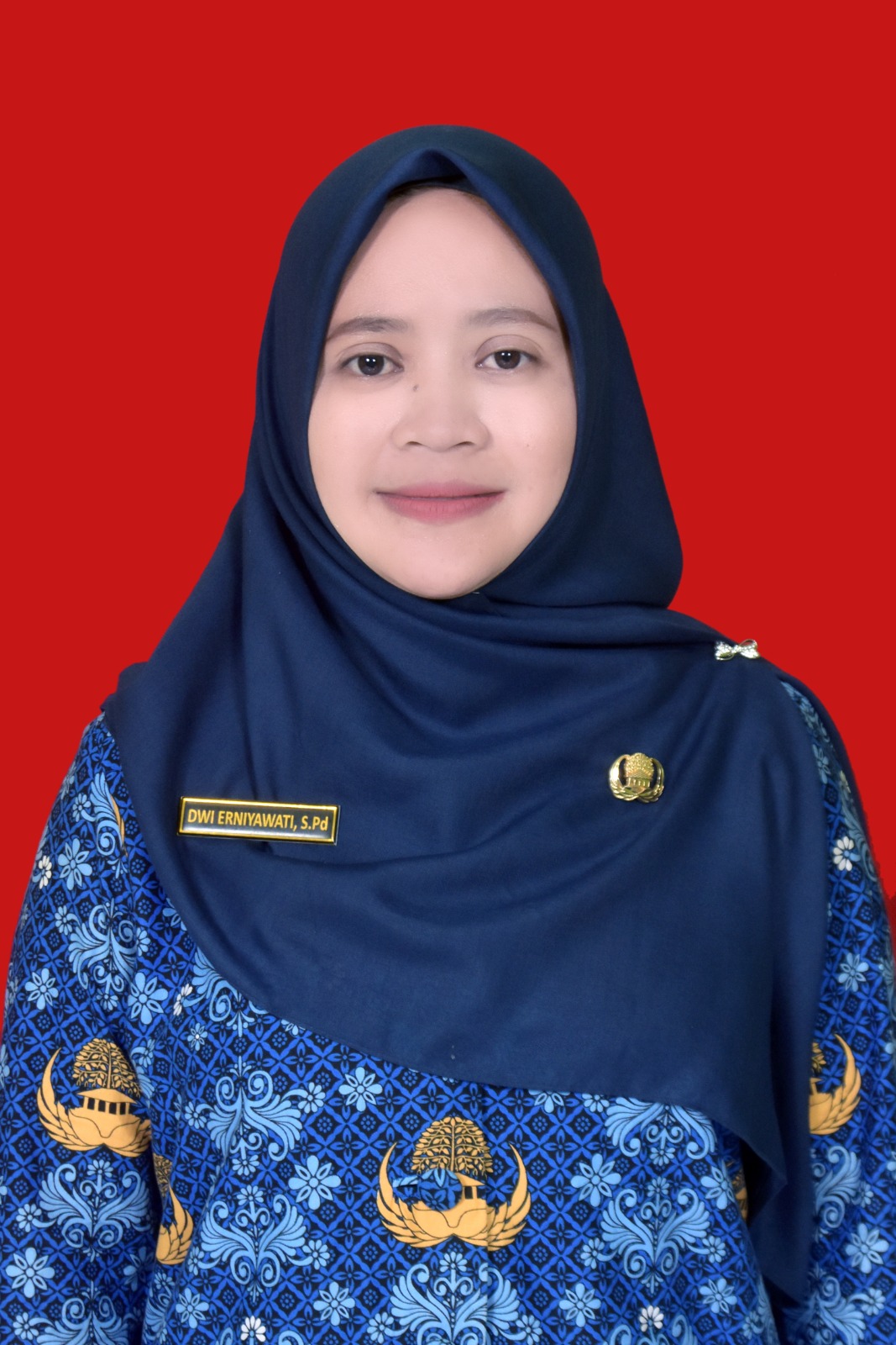 Foto profil Bu Erni, guru kelas 5 SDN Mrican 1 Kediri, memakai baju berwarna pink